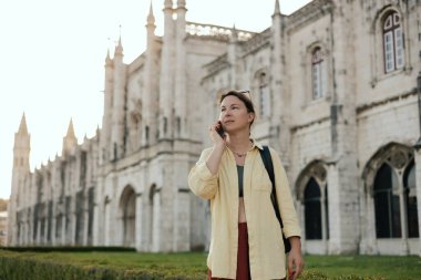Belem, Lizbon, Portekiz 'de Monteiro dos Jeronimo' s yakınlarında konuşan orta yaşlı bir kadın. Seyahat ve solo turizm konsepti. Dizinin bir parçası.