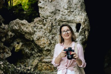Gözlem güvertesindeki orta yaşlı gezgin kadın, Portekiz 'deki Quinta da Regaleira şehrinin güzel bir manzarasıyla fotoğraf çekiyor. Seyahat ve solo turizm konsepti. Dizinin bir parçası.