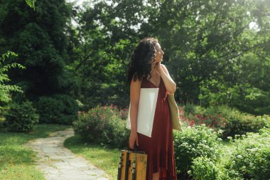 Kadın sanatçılar parkta bir resim çizerler. Farkındalık, sanat terapisi, yaratıcılık kavramı. Doğada plein hava boyama işlemi. Bir tablonun adım adım oluşturulmasını gösteren bir dizi fotoğraf.
