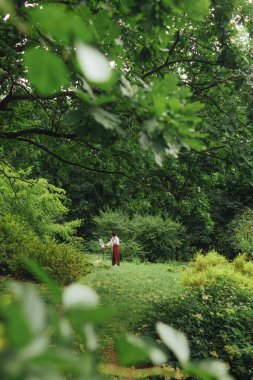 Kadın sanatçılar parkta bir resim çizerler. Farkındalık, sanat terapisi, yaratıcılık kavramı. Doğada plein hava boyama işlemi. Bir tablonun adım adım oluşturulmasını gösteren bir dizi fotoğraf.