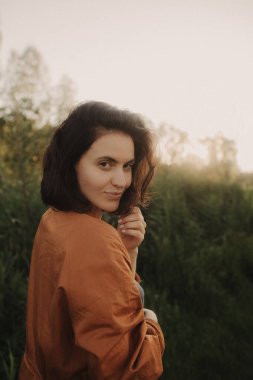 Çevresindeki yeşil, güzel orman ormanlarının tadını çıkaran aşırı mutlu bir kadın. Kadın ve sağlıklı doğal yaşam tarzı kavramı. Dizinin bir parçası.