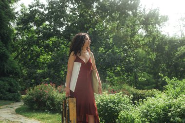 Kadın sanatçılar parkta bir resim çizerler. Farkındalık, sanat terapisi, yaratıcılık kavramı. Doğada plein hava boyama işlemi. Bir tablonun adım adım oluşturulmasını gösteren bir dizi fotoğraf.