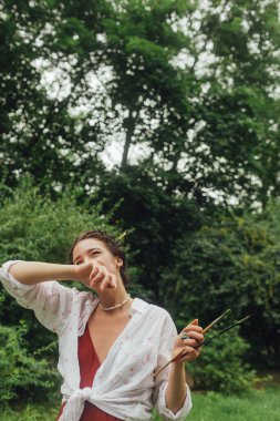 Kadın sanatçılar parkta bir resim çizerler. Farkındalık, sanat terapisi, yaratıcılık kavramı. Doğada plein hava boyama işlemi. Bir tablonun adım adım oluşturulmasını gösteren bir dizi fotoğraf.