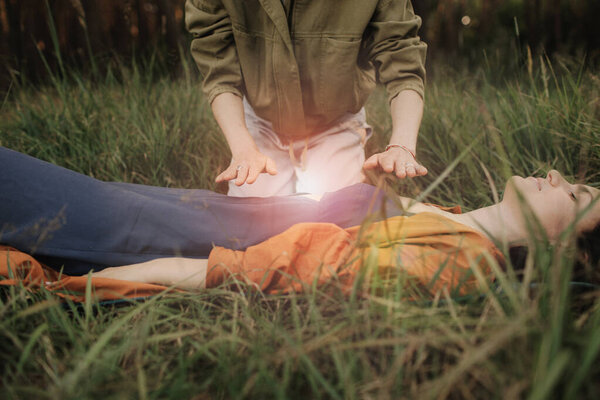 Массаж женской энергии расслабляющий и уход за телом и разумом полный здоровья нежные женские руки, держащие голову, делая перекладины доступа. Единство с природой и концепция wellness. Часть серии:.