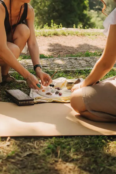 Açık alanda düşünceli meditasyon ve yogadan önce danışman ve öğrenci. Derin rahatlama ve insanların iç düşünceleri. Meditasyon deneyimini kolaylaştırmak. Dizinin bir parçası.