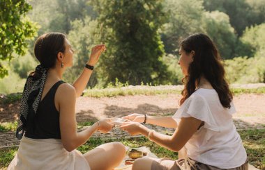 Açık alanda düşünceli meditasyon ve yogadan önce danışman ve öğrenci. Derin rahatlama ve insanların iç düşünceleri. Meditasyon deneyimini kolaylaştırmak. Dizinin bir parçası.