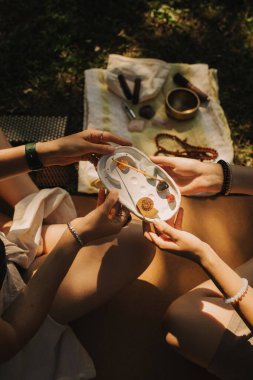 Açık bir alanda düşünceli meditasyon ve yogadan önce kadın akıl hocası ve öğrenciyi kapatın. Derin rahatlama ve insanların iç düşünceleri. Meditasyon deneyimini kolaylaştırmak. Dizinin bir parçası.