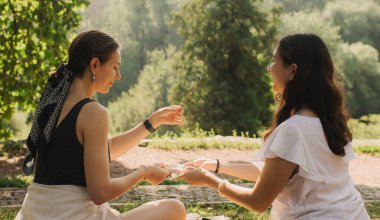 Açık alanda düşünceli meditasyon ve yogadan önce danışman ve öğrenci. Derin rahatlama ve insanların iç düşünceleri. Meditasyon deneyimini kolaylaştırmak. Dizinin bir parçası.