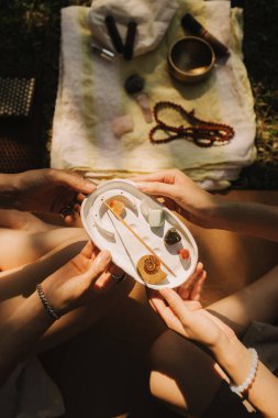 Yogadan önce parktaki tütsü çubuklarını yakan kadın ellerini kapat. Budist şifa uygulamaları. Dikkatli meditasyon konsepti. Boşluğu negatif enerjiden temizliyorum. Aromaterapi. Dizinin bir parçası.