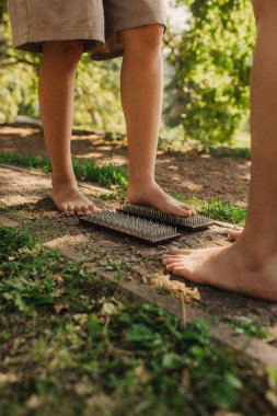 Yakın plan beyaz kadın terapist desteğiyle Sadhu yönetim kurulunda duruyor. Yoga, meditasyon, konsantrasyon. Yoga meditasyon egzersizi. Bir serinin parçası.