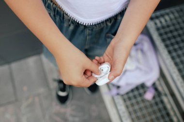 Alpha kızlarının kulaklıklarına kulaklık takıp dans etmelerini sağlayın. Bir serinin parçası.