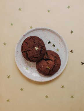 Altın arka planda geleneksel Noel pastası süslenmiş yıldızlar. Mesaj için yer var. Bayrak tasarımı. Bir serinin parçası.