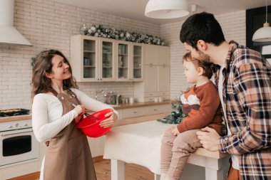 Ailede mutlu anlar ve Noel arifesinde akrabalarla birlikte geçirilen zaman. Yeni yıl, anneler günü ve babalar günü için hediye kavramı. Modern mutfak iç mimarisi. Bir serinin parçası.