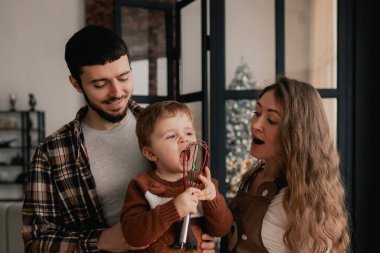 Ailede mutlu anlar ve Noel arifesinde akrabalarla birlikte geçirilen zaman. Yeni yıl, anneler günü ve babalar günü için hediye kavramı. Modern mutfak iç mimarisi. Bir serinin parçası.