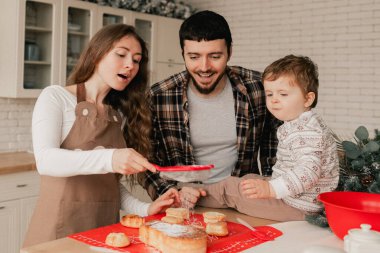 Ailede mutlu anlar ve Noel arifesinde akrabalarla birlikte geçirilen zaman. Yeni yıl, anneler günü ve babalar günü için hediye kavramı. Modern mutfak iç mimarisi. Bir serinin parçası.