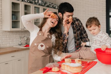 Ailede mutlu anlar ve Noel arifesinde akrabalarla birlikte geçirilen zaman. Yeni yıl, anneler günü ve babalar günü için hediye kavramı. Modern mutfak iç mimarisi. Bir serinin parçası.
