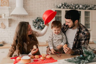 Ailede mutlu anlar ve Noel arifesinde akrabalarla birlikte geçirilen zaman. Yeni yıl, anneler günü ve babalar günü için hediye kavramı. Modern mutfak iç mimarisi. Bir serinin parçası.