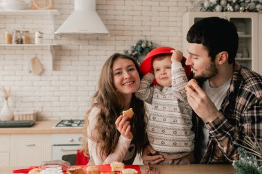 Ailede mutlu anlar ve Noel arifesinde akrabalarla birlikte geçirilen zaman. Yeni yıl, anneler günü ve babalar günü için hediye kavramı. Modern mutfak iç mimarisi. Bir serinin parçası.