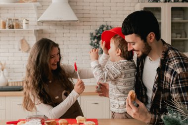 Ailede mutlu anlar ve Noel arifesinde akrabalarla birlikte geçirilen zaman. Yeni yıl, anneler günü ve babalar günü için hediye kavramı. Modern mutfak iç mimarisi. Bir serinin parçası.