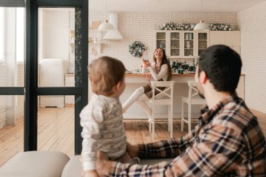Ailede mutlu anlar ve Noel arifesinde akrabalarla birlikte geçirilen zaman. Yeni yıl, anneler günü ve babalar günü için hediye kavramı. Modern mutfak iç mimarisi. Bir serinin parçası.