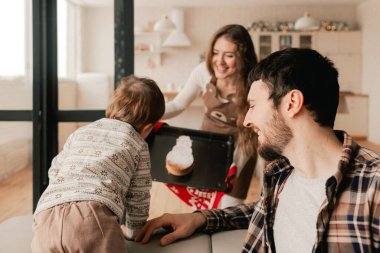 Ailede mutlu anlar ve Noel arifesinde akrabalarla birlikte geçirilen zaman. Yeni yıl, anneler günü ve babalar günü için hediye kavramı. Modern mutfak iç mimarisi. Bir serinin parçası.