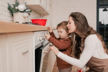 Ailede mutlu anlar ve Noel arifesinde akrabalarla birlikte geçirilen zaman. Yeni yıl, anneler günü ve babalar günü için hediye kavramı. Modern mutfak iç mimarisi. Bir serinin parçası.