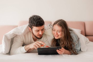 Bu özel günde genç bir kadın ve sevgili kocası. İnternetten alışveriş yapan aşık bir çift. Doğum günü, Noel, Sevgililer Günü ve Erkekler Günü için hediye kavramı. Bir serinin parçası.