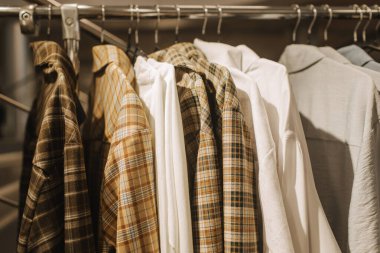 Perakende mağazasında farklı renklerde moda kıyafetleri seçiyor. Geri Dönüşüm Konseptini Azalt. Yatay fotoğraf.