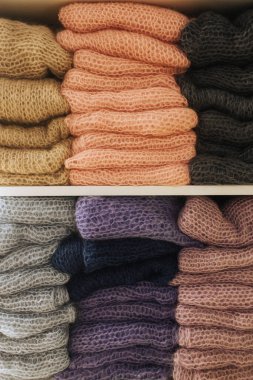 Perakende mağazasındaki raflarda farklı renklerde moda kıyafetleri seçiyor. Geri Dönüşüm Konseptini Azalt.