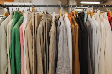 Perakende mağazasında farklı renklerde moda kıyafetleri seçiyor. Geri Dönüşüm Konseptini Azalt. Yatay fotoğraf.