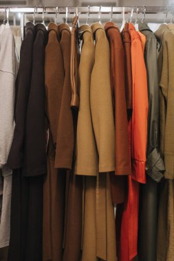 Perakende mağazasında farklı renklerde moda kıyafetleri seçiyor. Geri Dönüşüm Konseptini Azalt.
