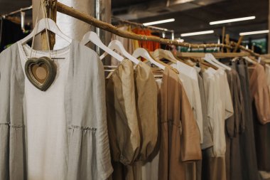 Perakende mağazasında farklı renklerde moda kıyafetleri seçiyor. Geri Dönüşüm Konseptini Azalt. Yatay fotoğraf.