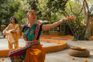 Geleneksel giysiler içinde Hint müzisyen dışarıda sitar festivali sezonu oynuyor. Geleneksel sari dansında gülümseyen ve festivalin tadını çıkaran genç bir kadın. Mutlu Diwali karşılama fotoğrafları. Bir serinin parçası.