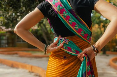 Hint Geleneksel Sari giymiş güzel bir genç kızın açık havada poz verişi. Mutlu Diwali karşılama fotoğrafları. Bir serinin parçası.