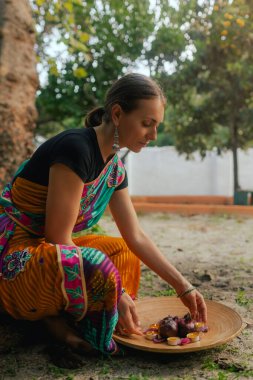 Diwali festivali sırasında geleneksel sari eliyle Hint kadını Diya lambasını yakıyor. Mutlu karşılama fotoğrafları. Bir serinin parçası.