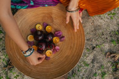 Diwali festivali sırasında geleneksel sari eliyle Hint kadını Diya lambasını yakıyor. Mutlu karşılama fotoğrafları. Bir serinin parçası.