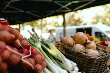 Küçük şehir pazarında taze sebzeler. Organik ürünler açık pazarda satılıyor. Taze ekin ve sebze hasadı satıyorum. Avrupa şehir merkezi. Kapatın. Dizinin bir parçası.