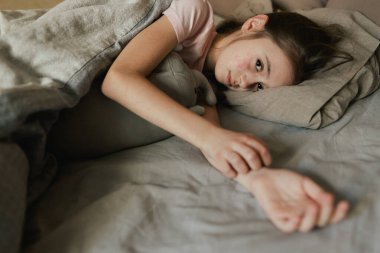 Deri döküntüsü olan hasta bir çocuk. Bir sürü kırmızı noktalı çocuk derisi. Alerjik reaksiyon, ilaç alerjisi, kızamık, deri iltihabı, bebek bezi döküntüsü, urtikya, uyuz, isilik. Bir serinin parçası.