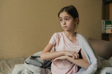 Deri döküntüleri olan hasta bir çocuk yatakta kaşınmaktan kaşınıyor. Alerjik reaksiyon, ilaç alerjisi, kızamık, deri iltihabı, bebek bezi döküntüsü, urtikya, uyuz, isilik. Bir serinin parçası.