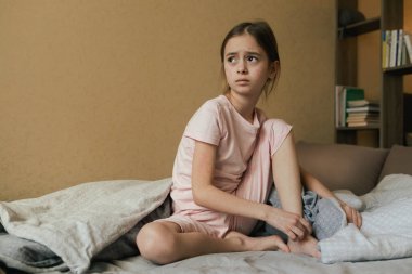 Deri döküntüleri olan hasta bir çocuk yatakta kaşınmaktan kaşınıyor. Alerjik reaksiyon, ilaç alerjisi, kızamık, deri iltihabı, bebek bezi döküntüsü, urtikya, uyuz, isilik. Bir serinin parçası.