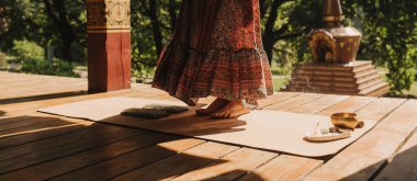Yakın plan beyaz kadın terapist desteğiyle Sadhu yönetim kurulunda duruyor. Yoga, meditasyon, konsantrasyon. Yoga meditasyon egzersizi. Bir serinin parçası.