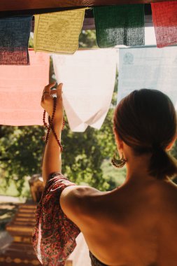 Bir Budist tapınağında yoga ve meditasyon yapan bir kadın, kapalı gözlerle rahatlamış. Dikkatli meditasyon konsepti. Sağlıklı olmak. Odak bulanıklığı ve gürültü etkisi yok. Dizinin bir parçası.
