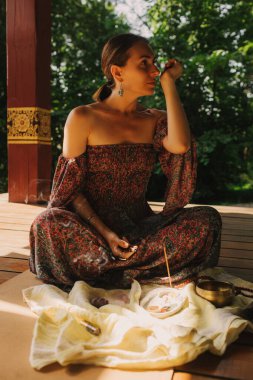 Bir Budist tapınağında yoga ve meditasyon yapan bir kadın, kapalı gözlerle rahatlamış. Dikkatli meditasyon konsepti. Sağlıklı olmak. Odak bulanıklığı ve gürültü etkisi yok. Dizinin bir parçası.