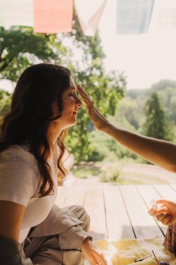 Düşünceli meditasyon ve çardakta yoga yapmadan önce kadın akıl hocası ve öğrenciyi kapatın. Meditasyon deneyimini kolaylaştırmak. Dizinin bir parçası. Tibet şarkı kasesi. Yumuşak odak, bulanık, gürültü efekti