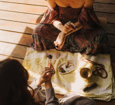 Düşünceli meditasyon ve çardakta yoga yapmadan önce kadın akıl hocası ve öğrenciyi kapatın. Meditasyon deneyimini kolaylaştırmak. Dizinin bir parçası. Tibet şarkı kasesi. Yumuşak odak, bulanık, gürültü efekti