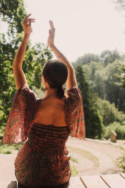 Bir Budist tapınağında yoga ve meditasyon yapan bir kadın, kapalı gözlerle rahatlamış. Dikkatli meditasyon konsepti. Sağlıklı olmak. Odak bulanıklığı ve gürültü etkisi yok. Dizinin bir parçası.