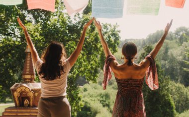 Düşünceli meditasyon ve çardakta yoga yapmadan önce kadın akıl hocası ve öğrenciyi kapatın. Meditasyon deneyimini kolaylaştırmak. Dizinin bir parçası. Tibet şarkı kasesi. Yumuşak odak, bulanık, gürültü efekti