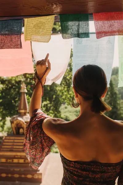 Bir Budist tapınağında yoga ve meditasyon yapan bir kadın, kapalı gözlerle rahatlamış. Dikkatli meditasyon konsepti. Sağlıklı olmak. Odak bulanıklığı ve gürültü etkisi yok. Dizinin bir parçası.