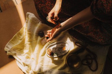 Bir Budist tapınağında yoga ve meditasyon yapan bir kadın, kapalı gözlerle rahatlamış. Dikkatli meditasyon konsepti. Sağlıklı olmak. Odak bulanıklığı ve gürültü etkisi yok. Dizinin bir parçası.