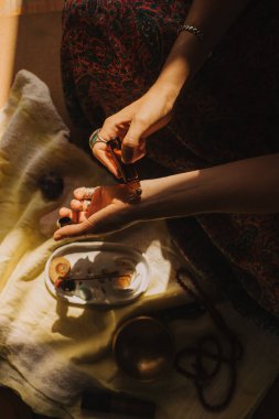 Bir Budist tapınağında yoga ve meditasyon yapan bir kadın, kapalı gözlerle rahatlamış. Dikkatli meditasyon konsepti. Sağlıklı olmak. Odak bulanıklığı ve gürültü etkisi yok. Dizinin bir parçası.